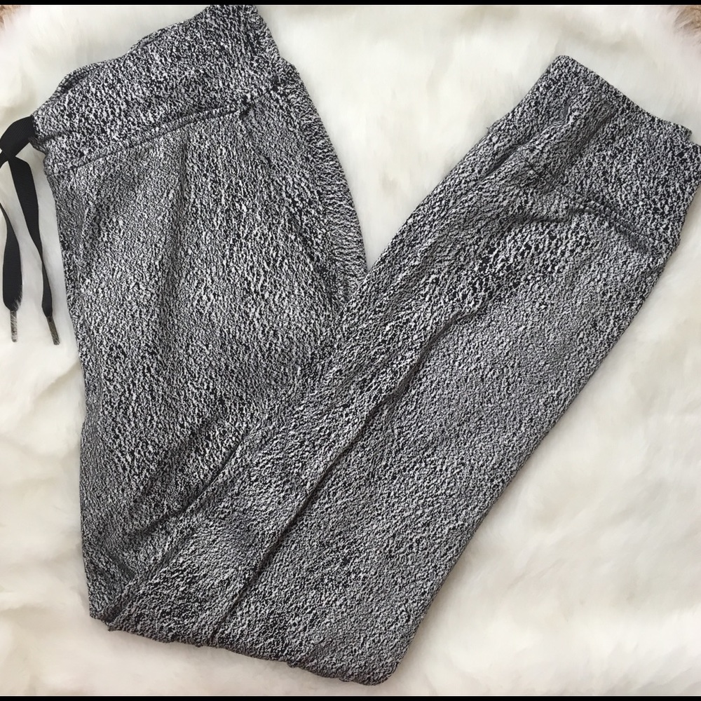 Lululemon Ready To Rulu Pant, size 6